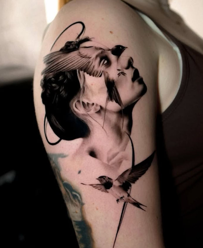 Tatuaje artístico con pájaros