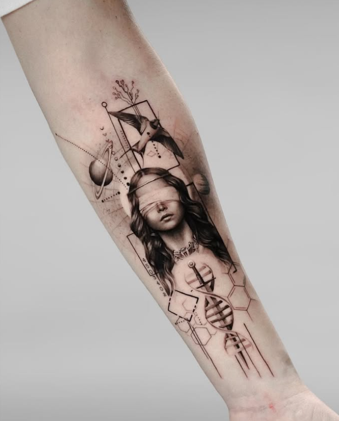 Tatuaje surrealista con elementos geométricos