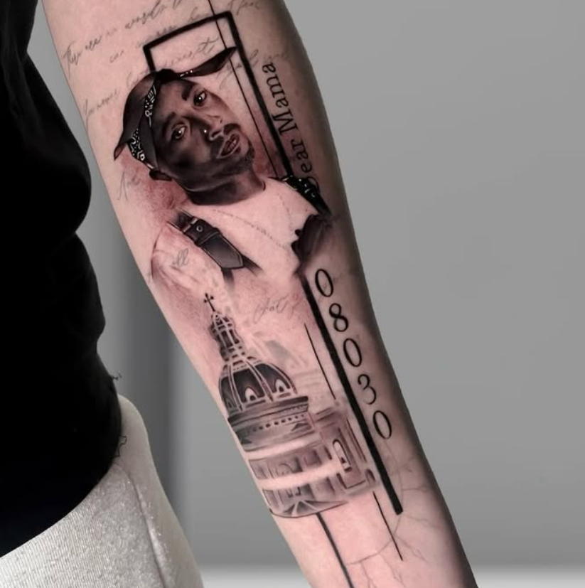 Tatuaje de retrato con elementos arquitectónicos