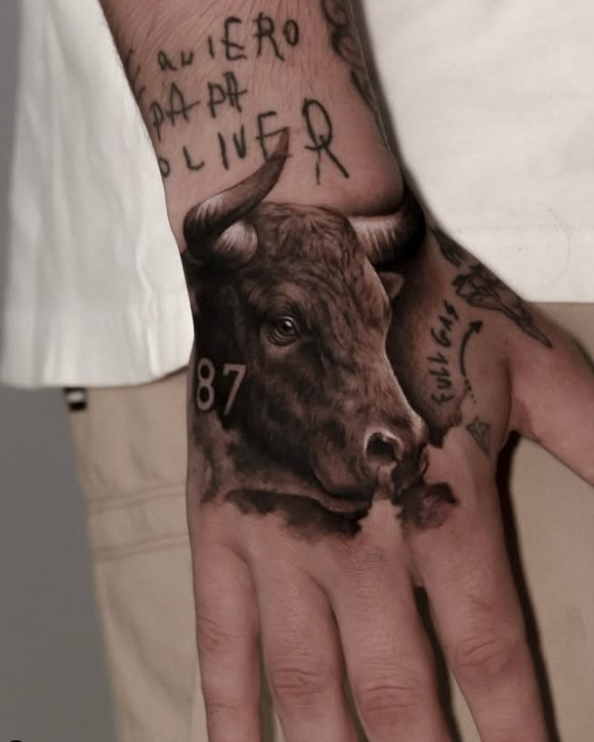 Tatuaje de toro en mano